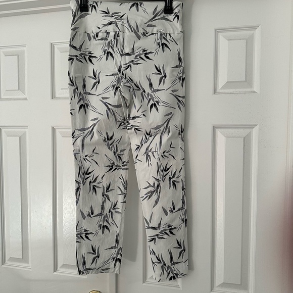 Up! Capri pants Size 8 - Picture 4 of 4